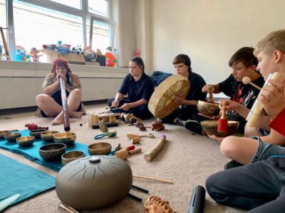 Muzikoterapie – workshopy – hra a relaxace – komunitní centrum Tulipán Liberec – léto 2023