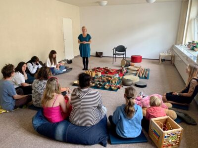 Muzikoterapie – workshopy – hra a relaxace – komunitní centrum Tulipán Liberec – léto 2023