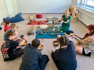 Muzikoterapie – workshopy – hra a relaxace – komunitní centrum Tulipán Liberec – léto 2023