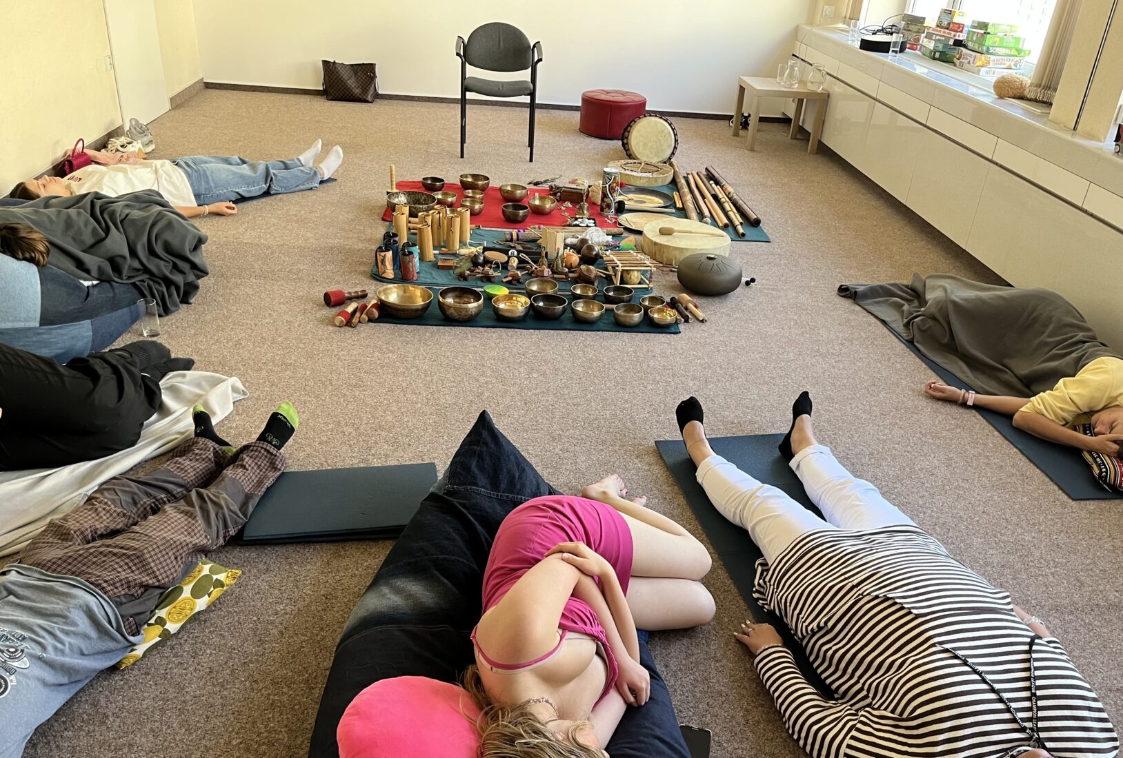 Muzikoterapie – workshopy – hra a relaxace – komunitní centrum Tulipán Liberec – léto 2023