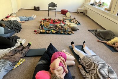 Muzikoterapie – workshopy – hra a relaxace – komunitní centrum Tulipán Liberec – léto 2023