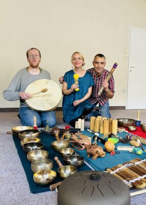 Muzikoterapie – workshopy – hra a relaxace – komunitní centrum Tulipán Liberec – léto 2023