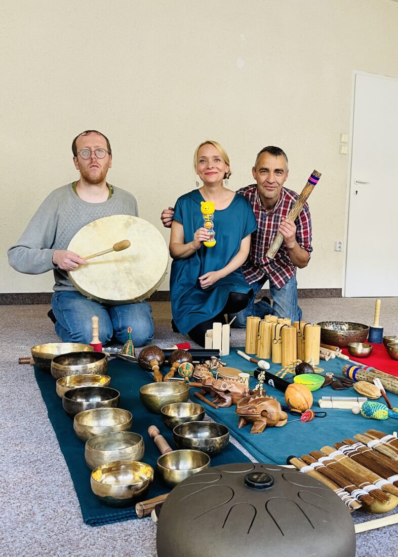 Muzikoterapie – workshopy – hra a relaxace – komunitní centrum Tulipán Liberec – léto 2023