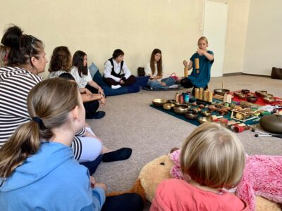 Muzikoterapie – workshopy – hra a relaxace – komunitní centrum Tulipán Liberec – léto 2023